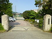 中学校「小田原市立国府津中学校まで1084m」