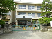 小学校「小田原市立足柄小学校まで398m」