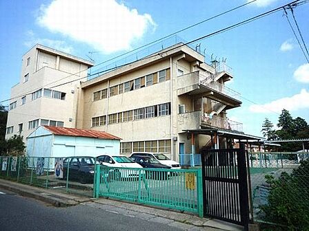 小学校「鎌ケ谷市立東部小学校まで1320m」