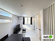 白を基調とした明るい2階LDK。リビング階段と格子が空間のアクセントになり、開放感を演出します。