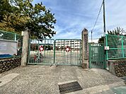 箕面市立箕面小学校（750m）