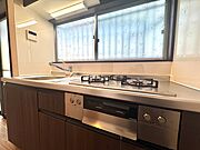 新調されたシステムキッチン。3口コンロです。