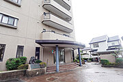 重厚感ある外観と管理体制の整った「ライオンズガーデン南陽町」。エレベーター・オートロック完備で安心してお住まいいただけそうです。