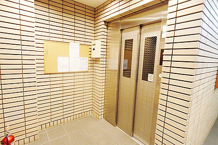 <人気の徳川エリア>地下鉄桜通線「高岳」駅徒歩14分(1.1km)、エレベーター近くのアクセス便利なお部屋です。オートロック完備で安心して暮らしていただけそうです。