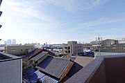 ＜バルコニーからは名駅タワー群が見えます＞交通利便性だけでなく、徒歩2分に郵便局、徒歩5分に病院、さらに徒歩圏内には複数のスーパーが揃うなど、世代を問わず暮らしやすい環境が整っています。