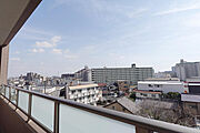 ＜バルコニーからの眺望＞南面ワイドスパンでリビングと洋室の２部屋がバルコニーに面した開放的なお部屋です。