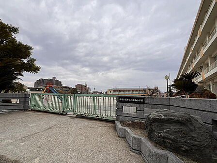 <師勝西小学校>徒歩5分の場所にあり、お子さまの通学に便利です。