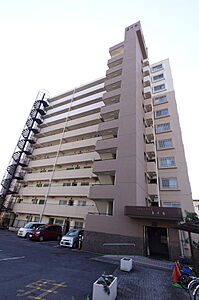 外観：南面に省エネ・防音交換のある内窓を新設。全室にクローゼットつきの３LDKとなっています。全室にLED照明・レースカーテンを新設いたしました。