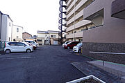 駐車場は徒歩1分の場所に確保しております。敷地内は現在空きがありませんが、25mほどの場所に駐車場を契約しておりますので快適にお使いいただけそうです。