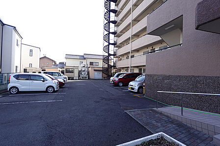 駐車場は徒歩1分の場所に確保しております。敷地内は現在空きがありませんが、25mほどの場所に駐車場を契約しておりますので快適にお使いいただけそうです。