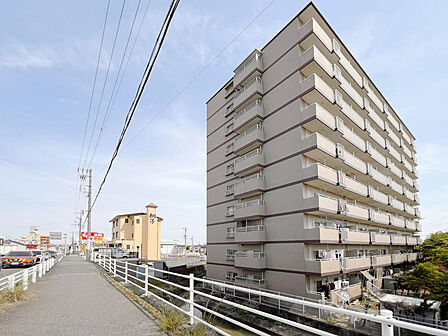 ドラッグストアが目の前に。また、マンションのすぐ近くに名古屋・稲沢間をダイレクトに結ぶ主要な大通り(県道190号)が近接しており、お車での移動が非常にスムーズなロケーションです。