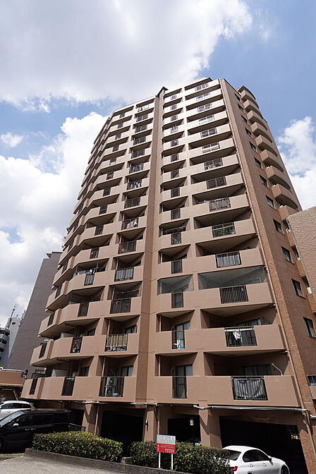 茶屋ヶ坂駅4分の好立地のマンションです。間取りはゆとりのある3LDKで、LDKは17.9帖の広さを確保しています。