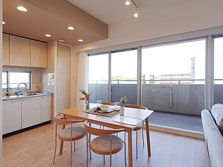 澄み渡る青空が綺麗に広がる、南向き角部屋ならではの素晴らしい眺望!豊かな陽光と心地よい風を感じながら、大切なペットやご家族とホッと一息つく贅沢な時間を過ごせます。毎日の暮らしに癒やしを与える特等席です
