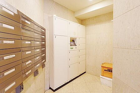 【不在時でも荷物が届く宅配ボックス完備！】お出かけ中や仕事中はもちろん、在宅中で手が離せない時も非対面で荷物を受け取れます。