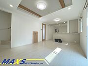 折上天井がアクセントの広々17帖ＬＤＫ♪大きな窓から差し込む陽光は、部屋中を明るくしてくれます♪