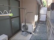 大きな洗濯物干しあります。