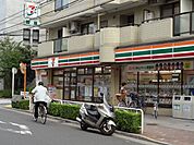 コンビニ「セブンイレブンまで330m」