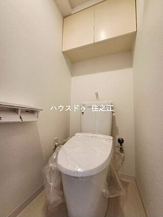 上部には吊戸棚...