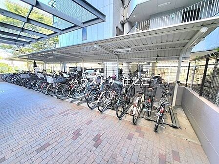 ★屋根付きの駐車場。雨の日の乗り降りや車が汚れないのが嬉しいですね♪