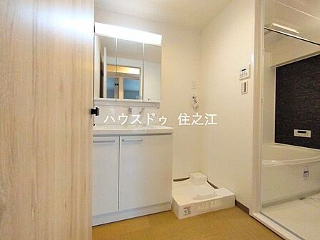 三面鏡の裏に収納もできるので日用品がストックできます
