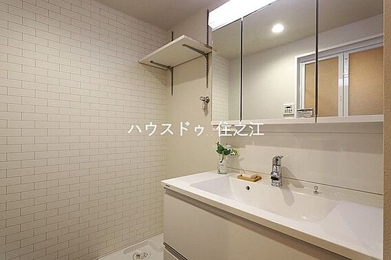三面鏡の裏に収...