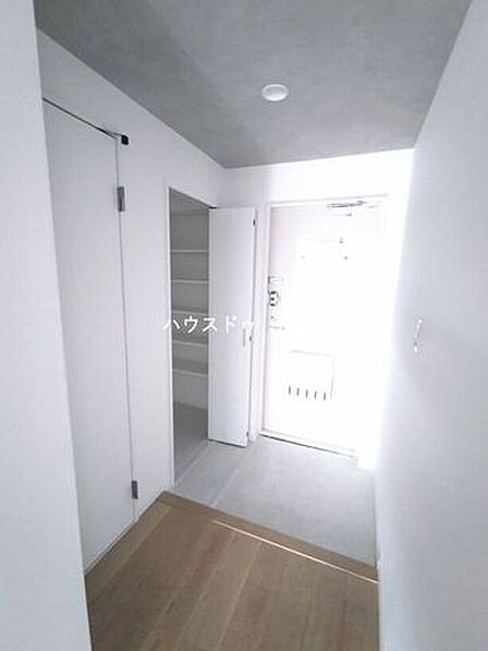 玄関横に収納がございます