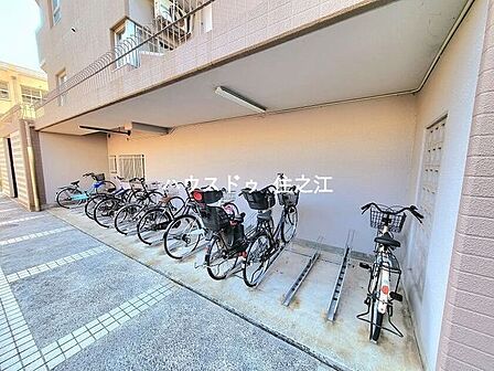 ★屋根付きの駐車場。雨の日の乗り降りや車が汚れないのが嬉しいですね♪