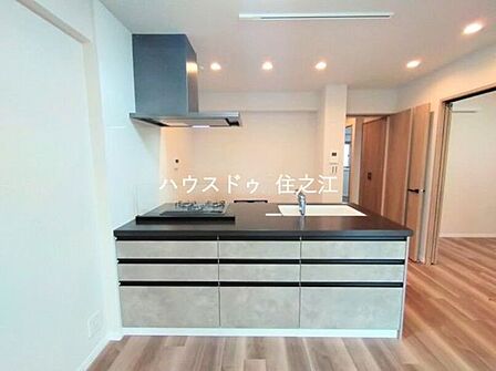 キッチンの前にも便利な収納棚がございます♪