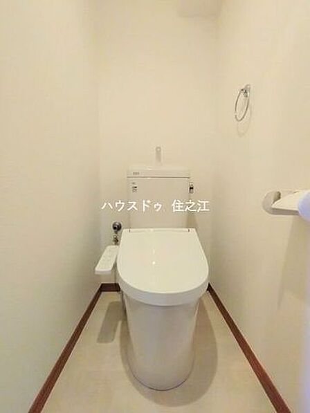 洗面室を通らず直接廊下から入る独立型のトイレを採用しており、ご家族の入浴中や身支度中でも気兼ねなく使用できます。