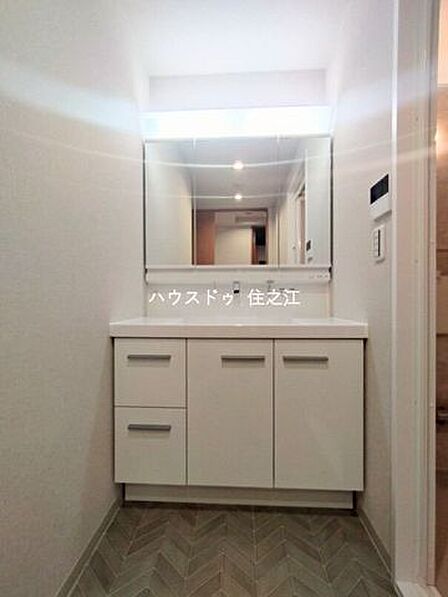 三面鏡の裏に収納もできるので日用品がストックできます