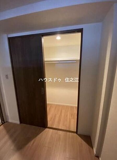 たっぷり収納ができるウォークインCLございます