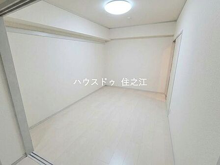 【約6帖】白を貴重とした室内のため、明るく落ち着いた洋室です※家具は加工で消しています