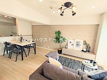 リビングダイニングキッチンはゆとりのある15.4帖。家具の配置がしやすい縦長・オープンなレイアウトです。
