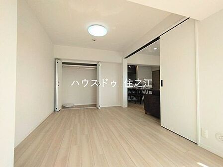 ダブルベッドや大型の家具を置いてもゆとりのある7.5帖の大空間です。