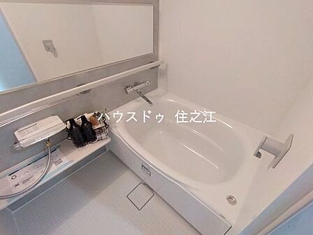バスルームにはゆったり浸かれる浴槽と洗い場を完備しています。