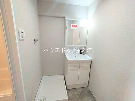 洗面台と洗濯機置場を同室に配置。脱衣スペースとしてもゆとりがあり、朝の身支度もスムーズに行えます。