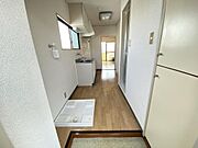 玄関から見た室内※画像は3階同タイプ