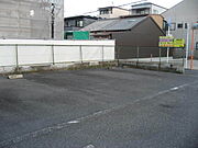 舗装済みの青空駐車場