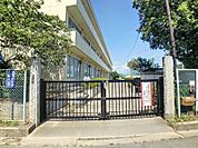 六ツ美南部小学校　徒歩約1分（約80ｍ）岡崎市中島町にある公立小学校。すべての子供が安心して「笑顔」で生活でき、級訓・学年目標・スローガンを大切にして居場所のある学校づくりに努めます。