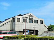 愛知環状鉄道「岡崎」駅まで約880ｍ/徒歩約11分　東海旅客鉄道（JR東海）東海道本線および愛知環状鉄道愛知環状鉄道線の駅である。通勤・通学の乗換にも便利な駅です