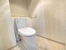 トイレ：後ろの棚にはトイレットペーパーや飾りなど置けて便利です◎