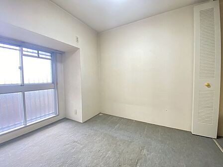 明るい洋室。各室収納付きのためお部屋がスッキリ片付きます◎