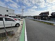 前面道路幅員約5.6ｍ。交通量も少なく、運転が苦手な方でもラクラク駐車♪
