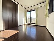 光が沢山取り込める大きな窓。2面採光なので、日差しを長時間受ける事が出来る暖かいお部屋です。