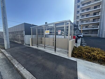 【ゴミ置き場】敷地内にゴミ集積所が設置してあるのでゴミ出しがラクです♪