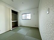 リビング横に和室があり、お子様の遊び場や客間としてご利用いただけます！