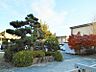 周辺：羽根小学校まで　934m　徒歩約12分●岡崎駅からも近い小学校。「HANE STREAM」という教育を進めており、芸術的・科学的教育に特に力を入れている。