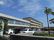 六ツ美北部小学校まで　251m　徒歩約4分●愛知県岡崎市土井町にある公立小学校。子供たち全員で参加できる授業を目指し、部活動にも力を入れています。