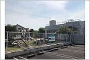 広幡こども園まで　606m　徒歩約8分●本園では「生きる」の基礎とは、「一人でできる　みんなとできる」と捉え、一人一人に愛情を注ぎ、個に応じた保育・教育の推進に努めていく。