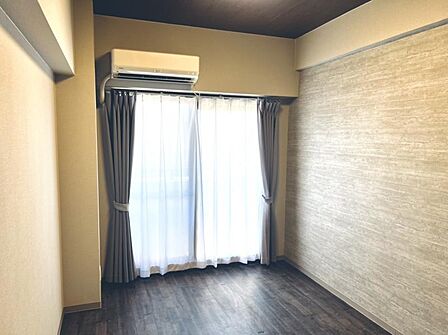 天井のアクセントクロスは落ち着いた高級感のある雰囲気を演出!主寝室としてのご利用にも♪